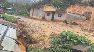 Casas ceden por intensas lluvias en Piura