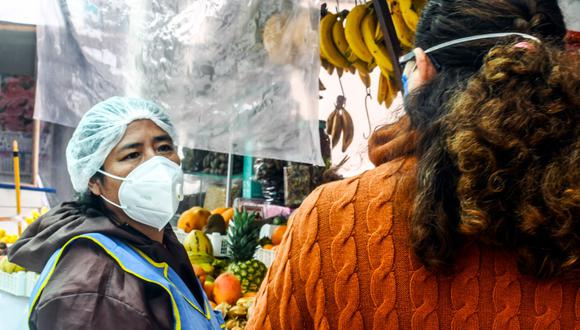 Una mujer que trabaja en el mercado de Cerro Azul, en Cañete.