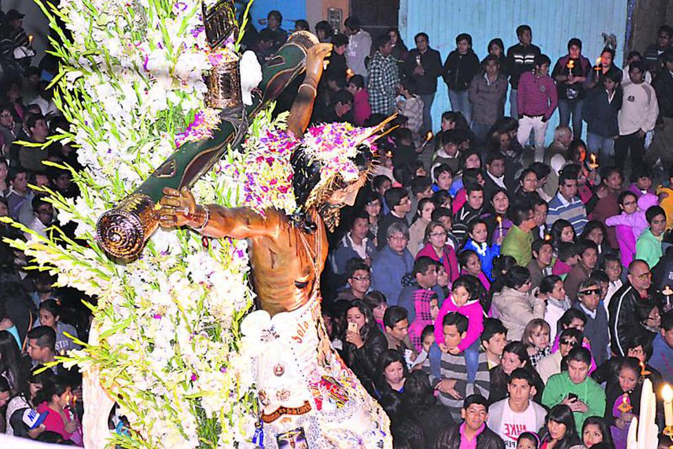 Miles de fieles caminan a los pies del Señor de Luren
