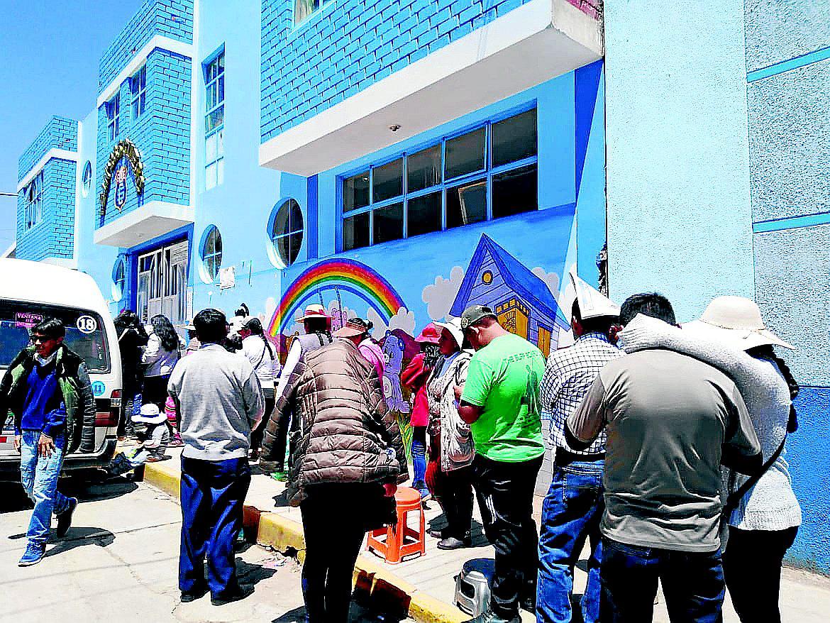 Padres madrugaron haciendo largas colas para lograr vacante