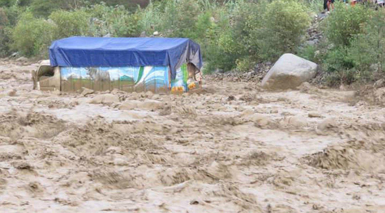 Áncash: así un camión fue arrasado por huaico en Tambar (VIDEO) 