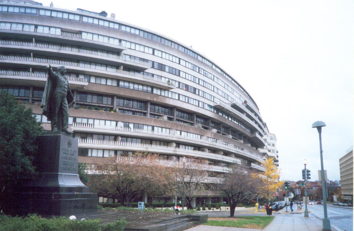 Derrumbe de garaje del célebre edificio Watergate deja un herido