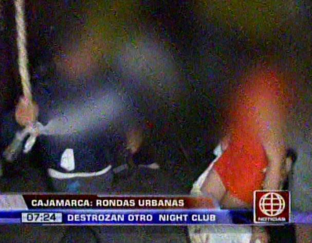 Cajamarca: Ronderos intervienen otro night club y azotan a prostitutas