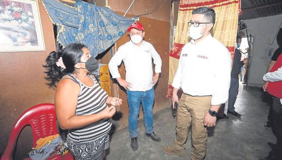 El ministro de Vivienda, Geiner Alvarado López, visitó La Huaca, en Paita, donde se comprometió con las familia que han quedado en la calle.
