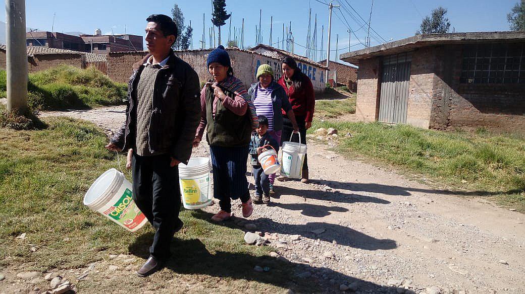 80 personas caminan a diario buscando agua potable