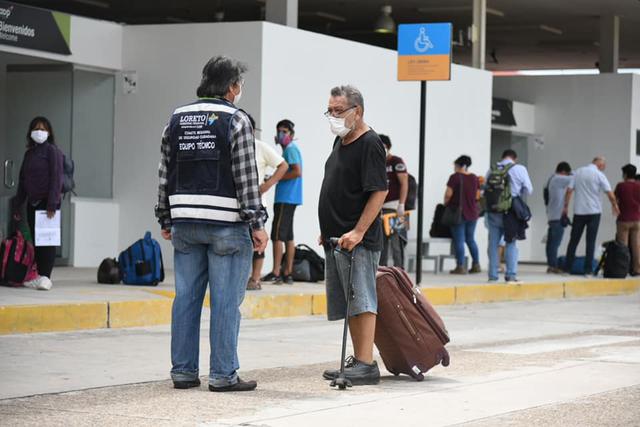 Pasajeros pasaron por un control sanitario antes de partir de Loreto a Lima. (Foto: Diresa Loreto)