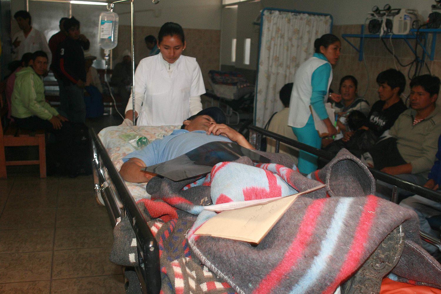 Bus con 50 pasajeros intenta pasar a volquete y provoca accidente