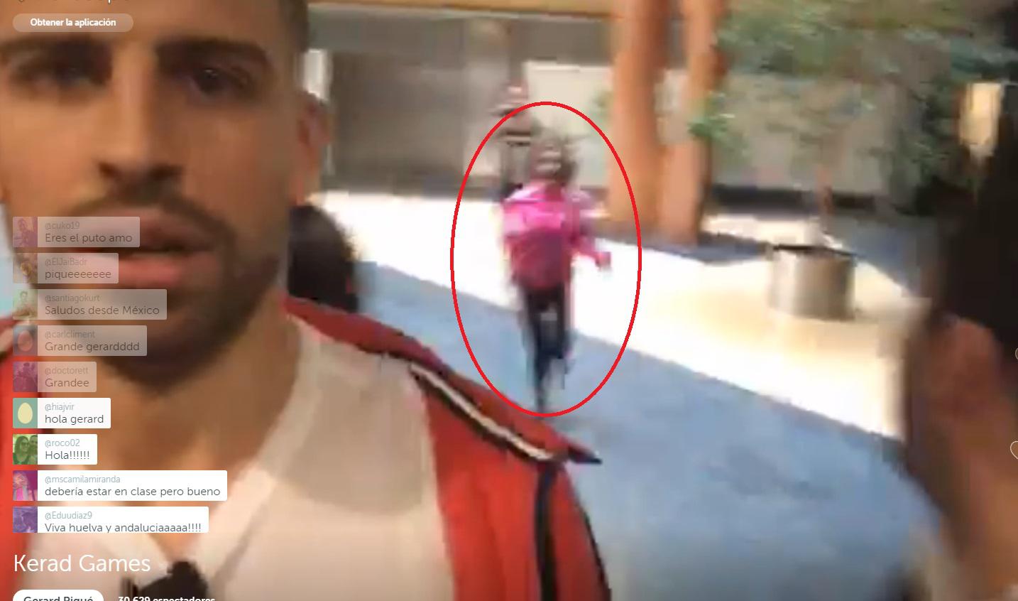 ​Gerard Piqué se fue al suelo luego de ser interceptado por fan (VIDEO)