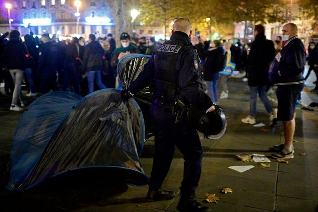 Policías franceses evacuan un campamento de tiendas de campaña improvisado instalado por migrantes, funcionarios y voluntarios de ONG en la plaza de la República en París. (Foto: MARTIN BUREAU / AFP)