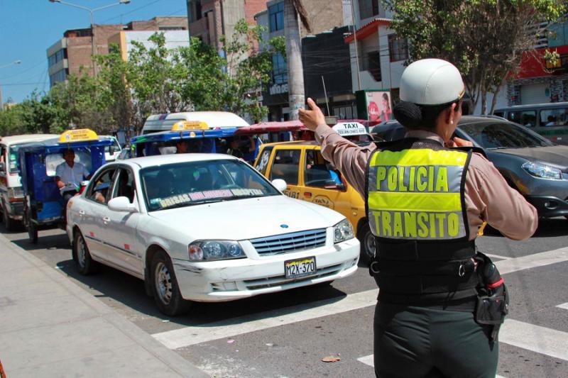 Tres mil policías agilizarán tránsito en 700 puntos críticos de Lima