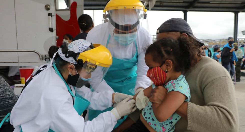 Integrantes de la Cruz Roja toman este viernes una prueba rápida de tamizaje para COVID-19 a una migrante venezolana. EFE/ Carlos Ortega.