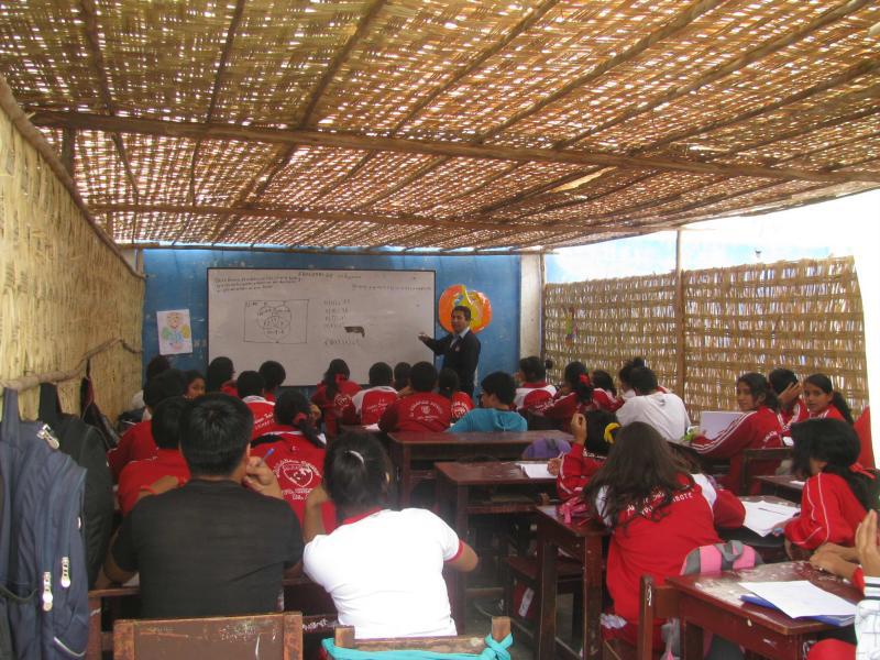 700 escolares del Bondy estudian en aulas de esteras