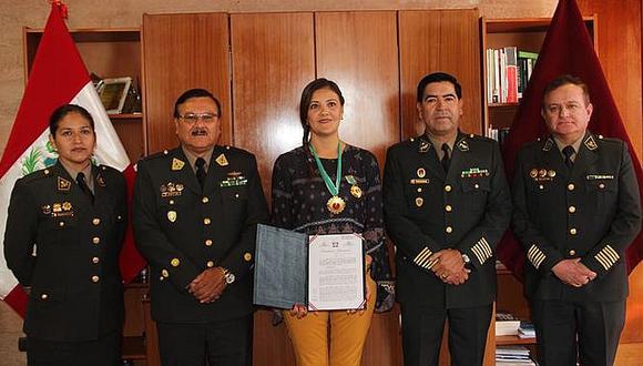 Entregan medalla de la Policía a gobernadora de Arequipa