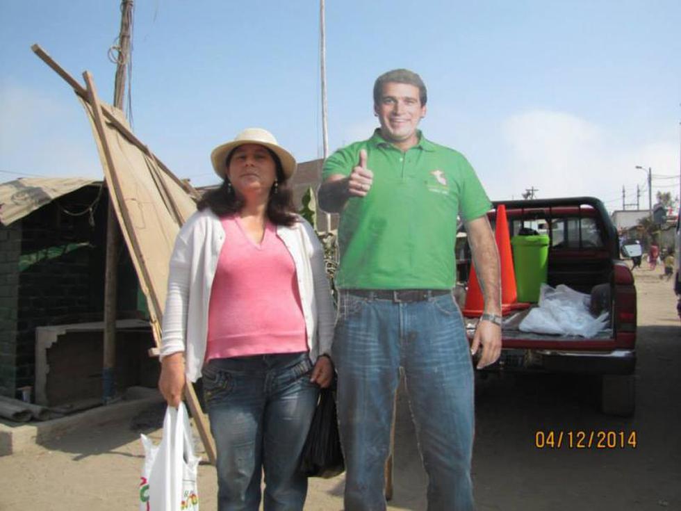 Precandidato a Lima: Reparten pescado junto a imagen de Rafael Santos ...¿por votos?  (Fotos)