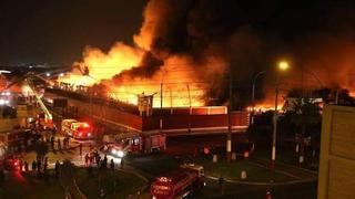 San Juan de Lurigancho: explosiones durante incendio y el fuego ya alcanzó techos de casas vecinas