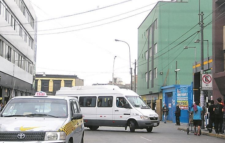 Minivans hacen viajes a Cañete