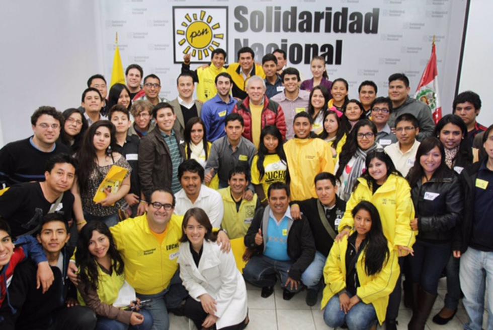 Luis Castañeda exhorta a jóvenes a buscar soluciones para los problemas de la ciudad