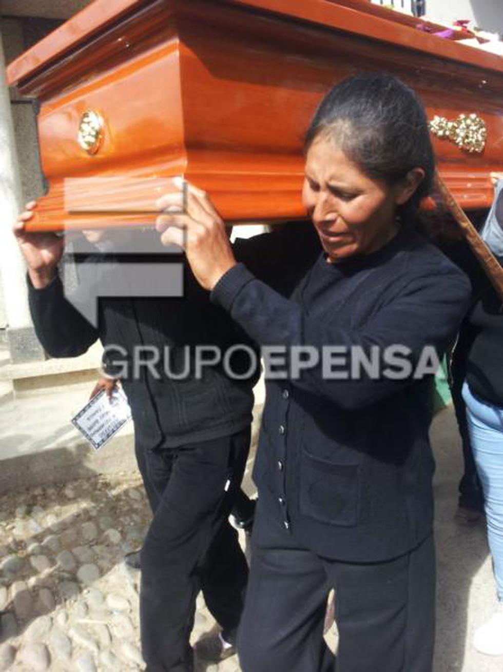 Viudas de obrero le dan juntas el ultimo adiós 