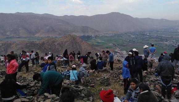 Cientos acuden a cerro Casapatak para visitar cruces en Viernes Santo