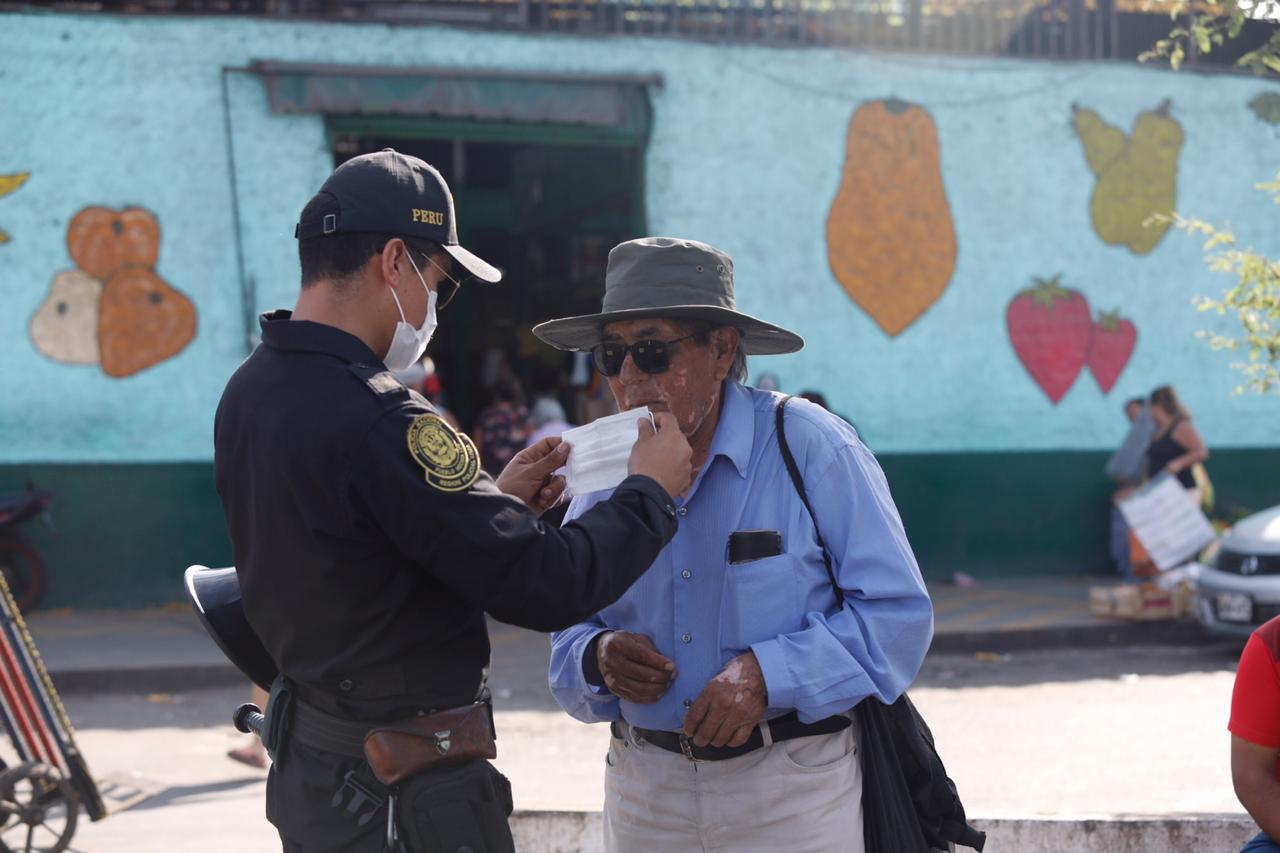 Policía protege del coronavirus a adulto mayor colocándole mascarilla. (Fotos: Diana Marcelo/GEC)