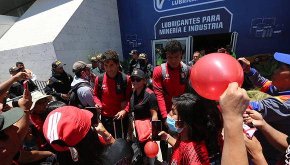Tras su derrota en Lima frente a Alianza Lima, hinchas de la rojinegra se reunieron para un caluroso recibimiento de su equipo. (Foto: GEC)