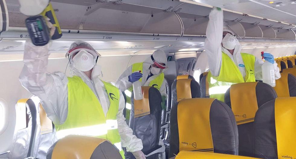Imagen referencial. Operaciones de saneamiento a bordo de un avión en el aeropuerto de Fiumicino, cerca de Roma, Italia. (EFE/EPA/TELENEWS).