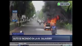 Jesús María: Auto se incendia frente a hospital Rebagliati (VIDEO)
