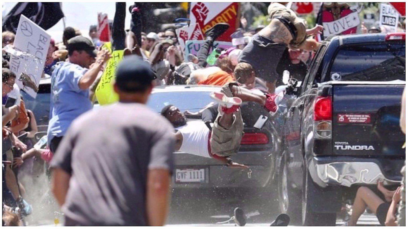 Charlottesville: tres muertos luego que auto embistiera a manifestantes de marcha racista en Virginia (VIDEO)