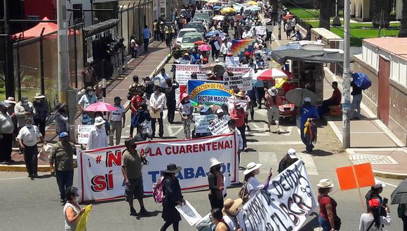 Pobladores coparon la calle Inclán en su camino hacia el municipio de Tacna y el Gobierno Regional. (Foto: Adrian Apaza)