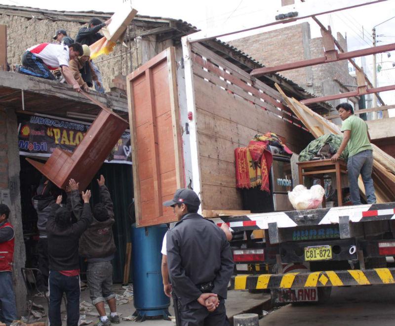 Por deuda familia es desalojada por desconocidos 