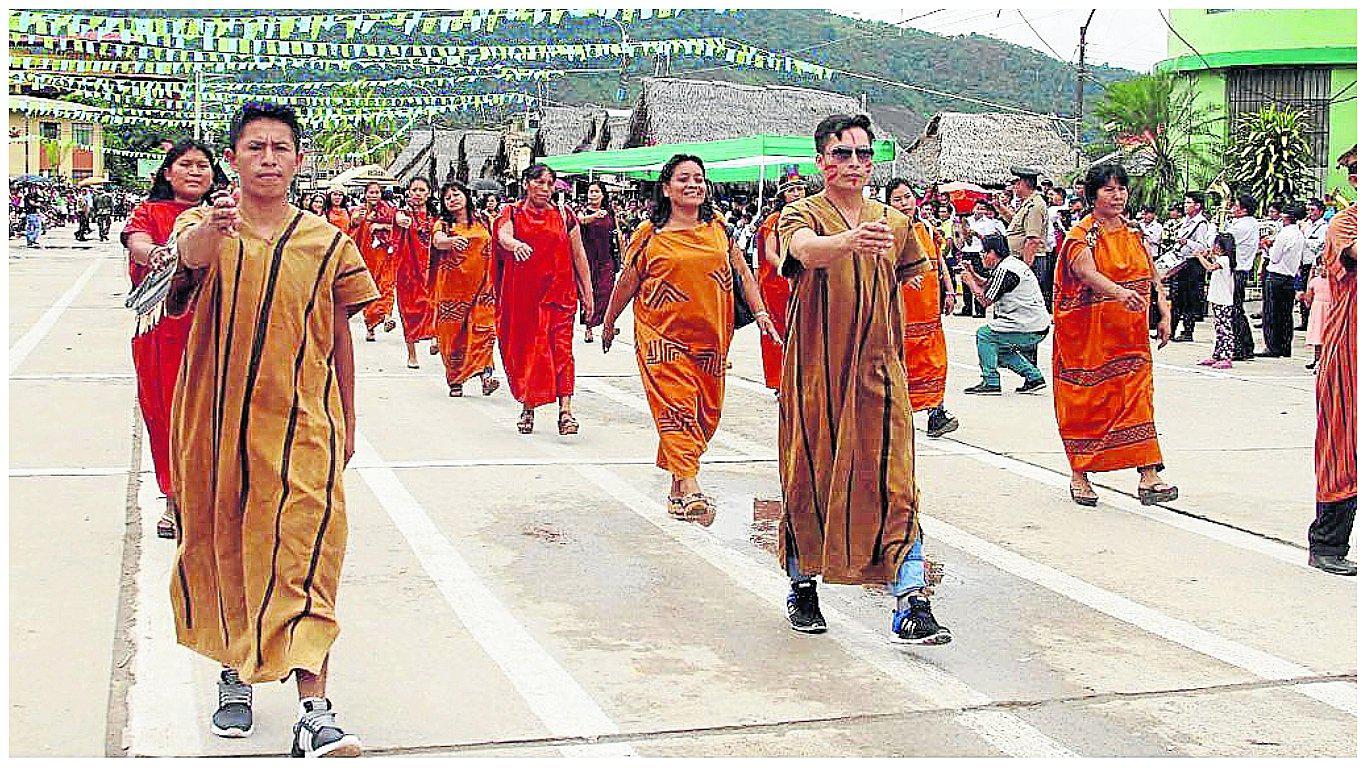 ​Nativos se lucen con cushma en desfile por aniversario de Pichanaki