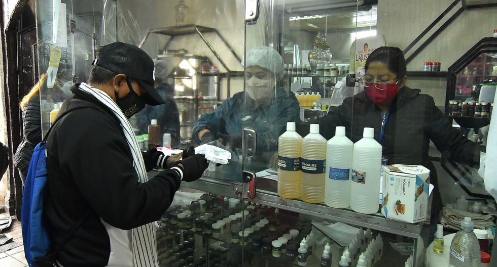 Imagen referencial. Un hombre compra dióxido de cloro en una farmacia el pasado 9 de julio de 2020, en Cochabamba (Bolivia). (EFE/ Jorge Ábrego).