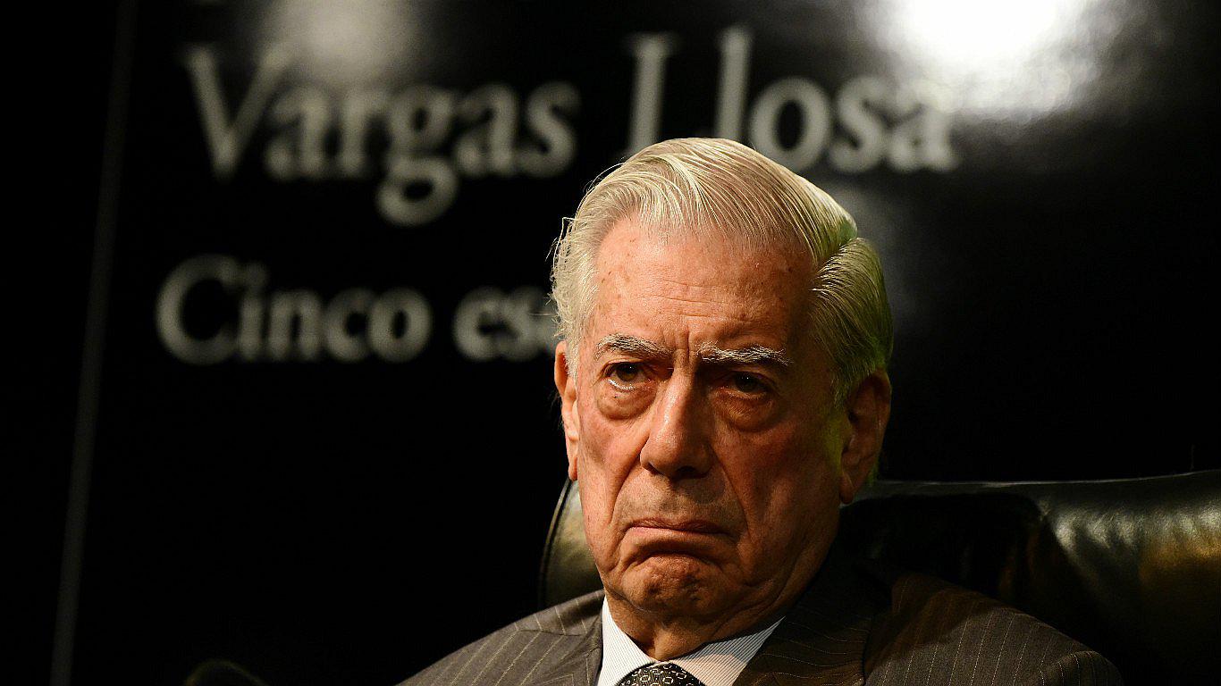 Vargas Llosa: "redes sociales podrán convertir a la sociedad en un mundo de monos"