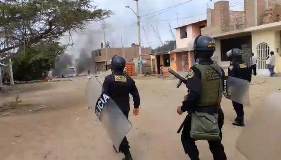 Trujillo: Vecinos queman llantas para evitar desalojo en Canal de Wichanzao (VIDEOS)