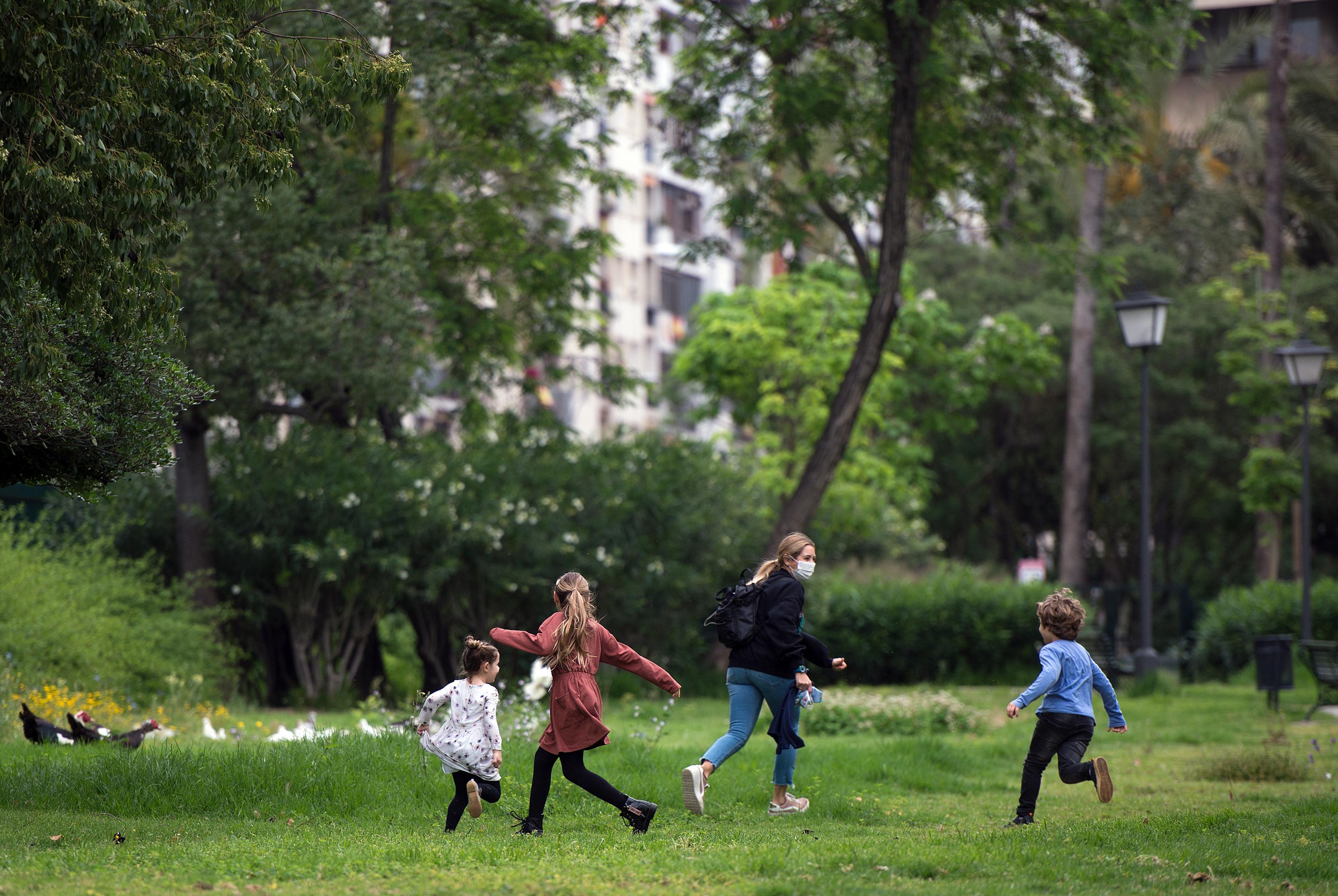 En los últimos días, España permitió la salida de niños. (Foto: CRISTINA QUICLER / AFP)