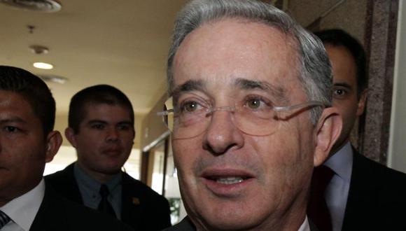 Uribe pide que Fiscalía investigue cuentas de campaña de Manuel Santos