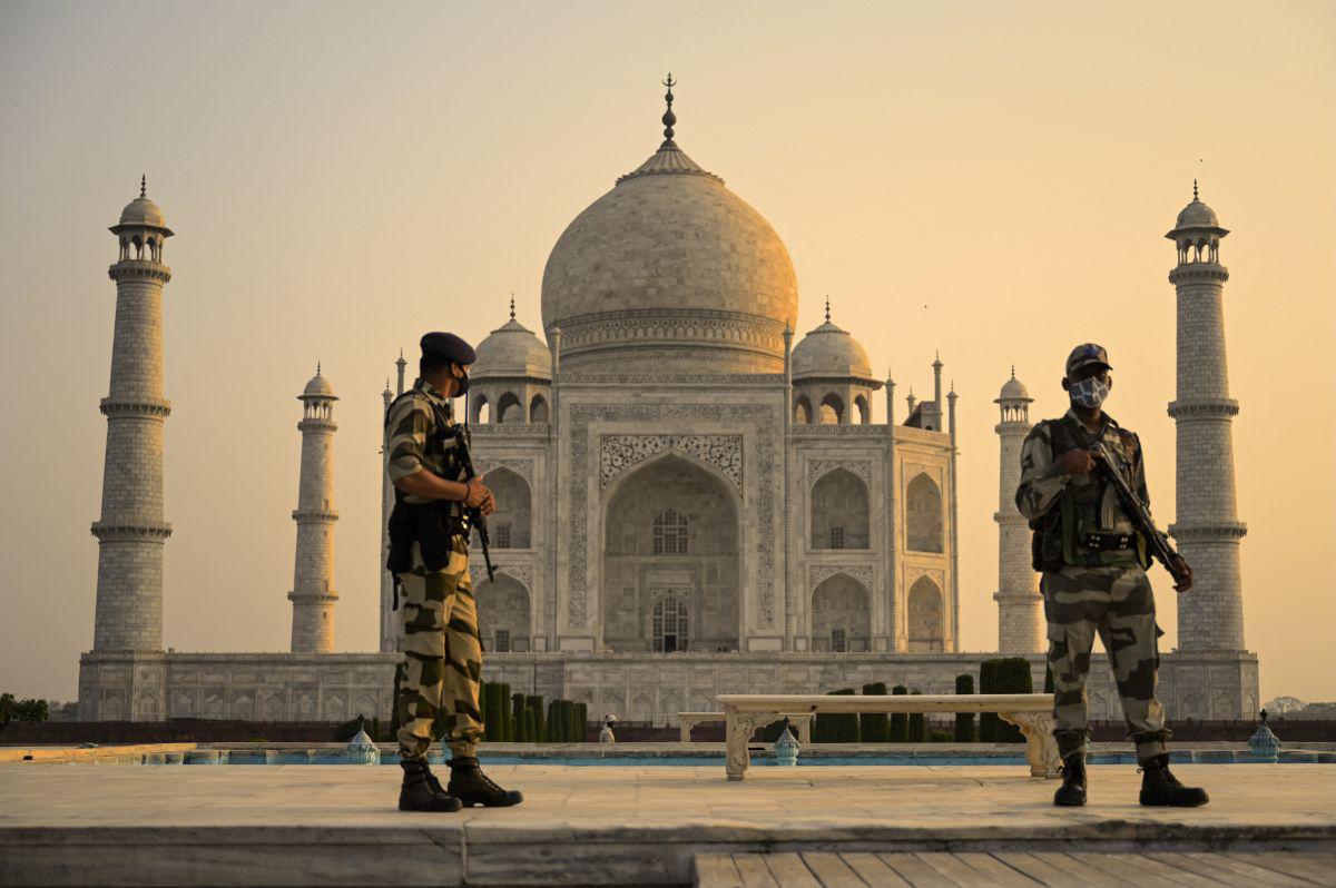 Soldado patrulla el terreno en el Taj Mahal después de que reabrió a los visitantes luego de que las autoridades aliviaron las restricciones del coronavirus en Agra (India), el 16 de junio de 2021. (Money SHARMA / AFP).