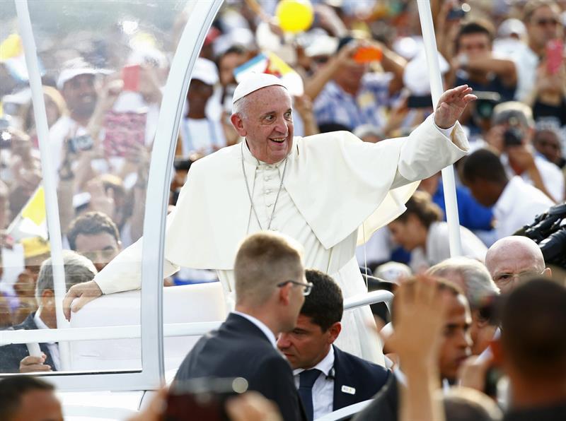El papa Francisco comulga con los cubanos y pide paz en Colombia