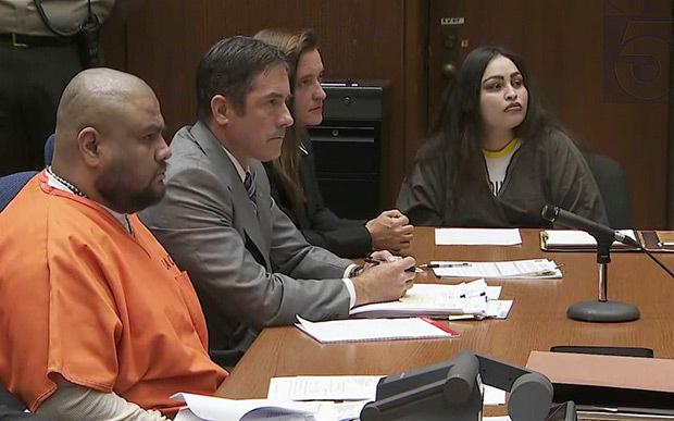 Aguirre ató, azotó y amordazó a Gabriel, y lo obligó a comer arena para gatos y heces. Fernández era consciente de lo que sucedía (Foto: AP)