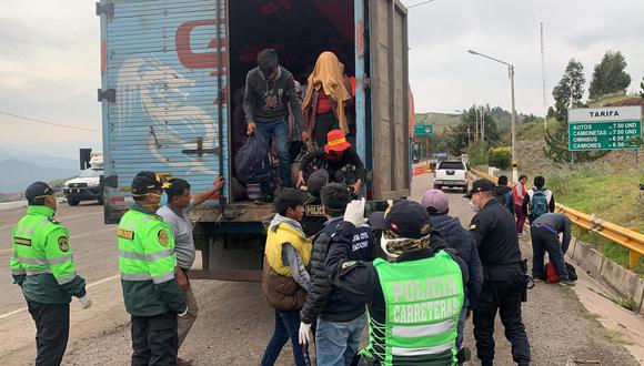 En la vía Libertadores, en Ayacucho, las autoridades intervinieron al camión de carga que llevaba a 15 personas.