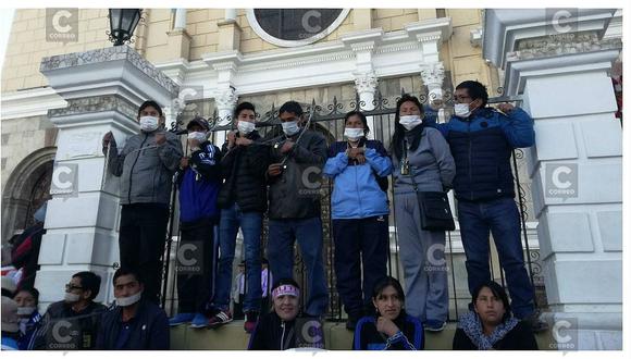 Huancayo: Docentes protestan encadenados y amordazados en las puertas de iglesia (VIDEO)