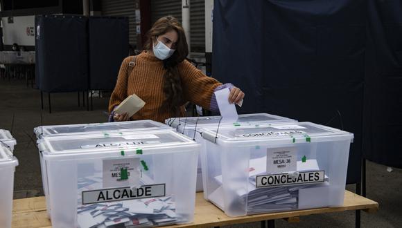 Una mujer emite su voto durante las elecciones para elegir alcaldes, concejales y una comisión para reescribir la Constitución en Santiago, el 16 de marzo de 2021. (Foto de Martín BERNETTI / AFP)