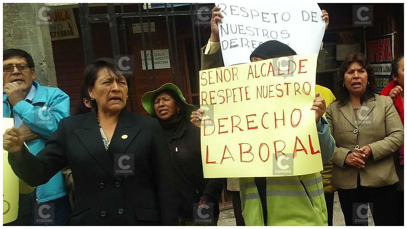 Con pancartas y arengas trabajadores irrumpen durante conferencia (VIDEO)
