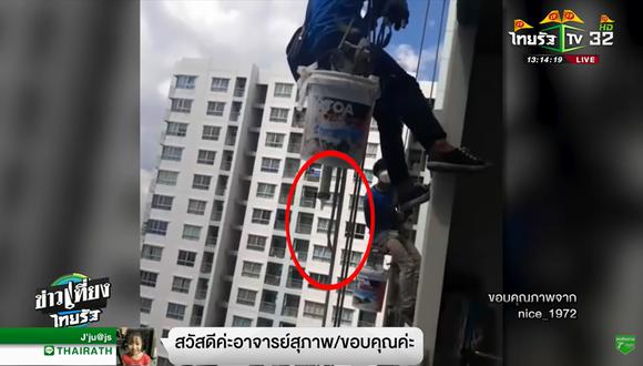 Los trabajadores pedían ayuda a los vecinos de los pisos superiores. (Foto: captura de video Thairath Online)