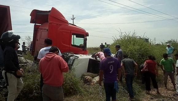 Dos personas salvan de morir tras chocar trailer y camioneta en Mochumí