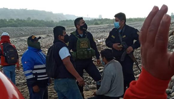Conductor de motocicleta cae del puente Huamaní y sobrevive en Pisco.
