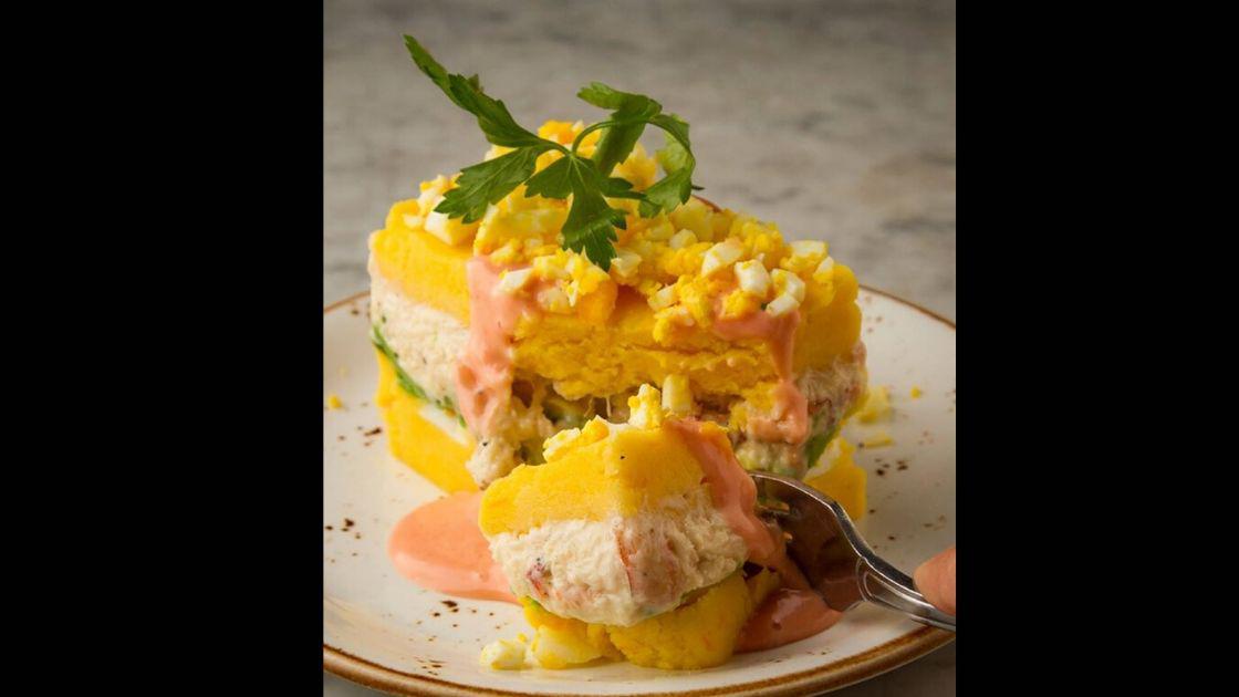 El bodegón. Es considerada por muchos como la mejor causa de Lima, y seguramente no se equivocan. Esta causa tiene un exquisita masa y un relleno especial, y contundente de pulpa de cangrejo y palta. (Foto: El Bodegón)