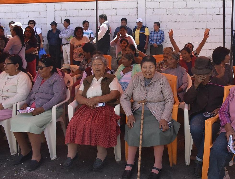 Primer mercado de Alto de la Alianza celebra Bodas de Oro con paseo de la bandera