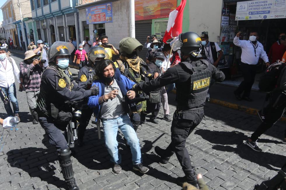 Tras presentarse disturbios, efectivos policiales detuvieron algunos manifestantes en la Plaza España, en el centro de Arequipa. (Foto: Eduardo Barreda / GEC)