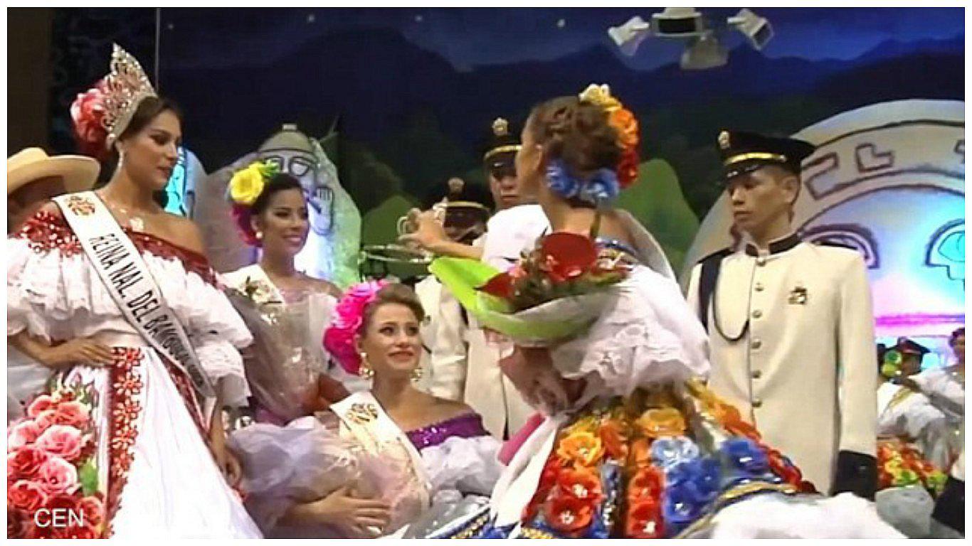 YouTube: Nombran "reina de belleza" a otra y en venganza le arrebata la corona (VIDEO)